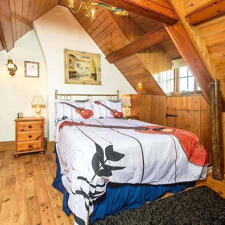 Finest Retreats - Ukulele * Уитби